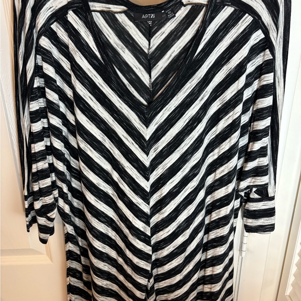 Apt. 9 Monochrome V-Neck Top